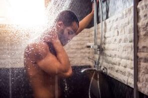 Kontrast Dusche fir Potenz ze erhéijen